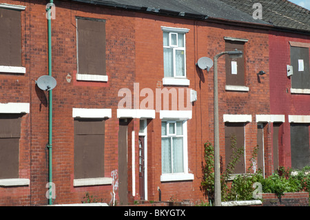 Última casa ocupada en la fila de espera de demolición de casas precintadas.East Manchester, Inglaterra. Foto de stock