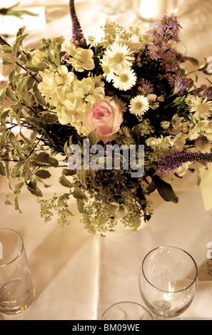 Arreglos florales y copas de vino Fotografía de stock - Alamy