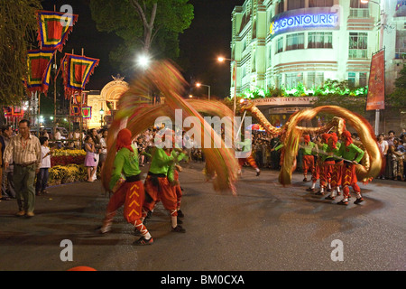 La gente a la danza del dragón durante el Tet festival de noche, Saigon, Ho Chi Minh, Vietnam, Asia Foto de stock