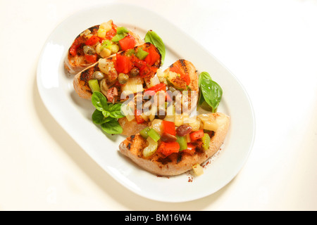 Caponata siciliana, plato hecho de berenjenas, apio, aceitunas, tomates, alcaparras sobre pan tostado, Italia, Europa Foto de stock