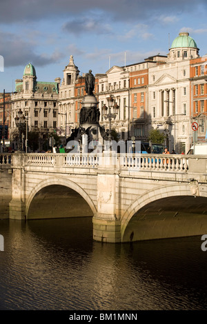 O'Connell Bridge sobre el río Liffey, en Dublín, República de Irlanda, Europa Foto de stock