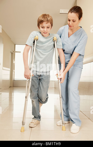 Niño Usando Muletas Foto de stock y más banco de imágenes de Muleta - Muleta,  Niño, Felicidad - iStock