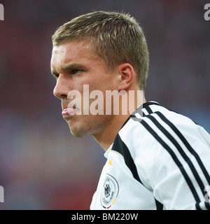 Lukas Podolski de Alemania durante el calentamiento previo a la UEFA EURO 2008 Grupo B partido contra Austria a Ernst Happel Stadion. Foto de stock