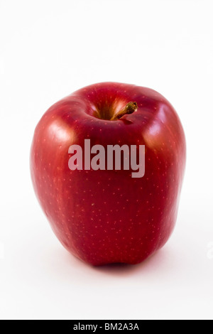 Manzana roja aislado sobre un fondo blanco. Foto de stock