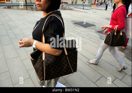 Las mujeres chinas louis vuitton fotografías e imágenes de alta resolución  - Alamy