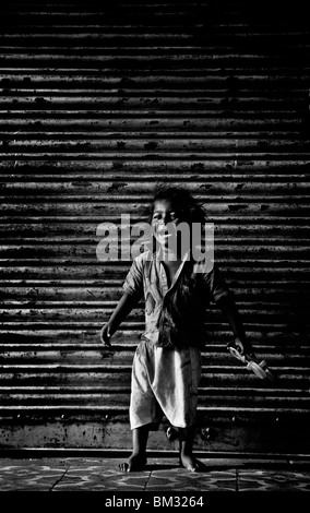 La India, 12 de mayo de 2010: un niño se ríe en el casco antiguo de la ciudad de Ahmedabad, Gujarat, India Foto de stock