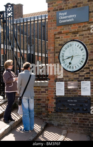 El Observatorio Real de Greenwich, con puerta de 24 horas reloj, Mark Bench Ordnance Survey y medidas públicas de longitud Foto de stock