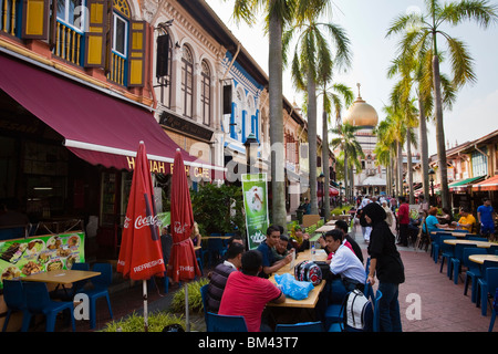Vista a lo largo de Bussorah Mall en el barrio musulmán de Kampong Glam, Singapur Foto de stock