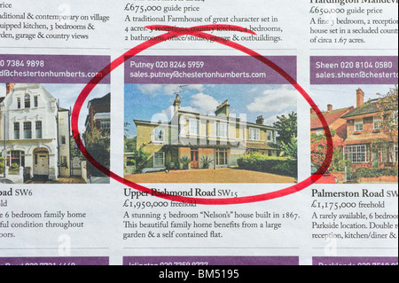 soborno Mar Seducir Casas en venta anuncios en los periódicos, Londres, Inglaterra, Reino Unido  Fotografía de stock - Alamy