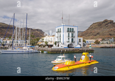 Submarino Amarillo en Puerto de Mogan, Gran Canaria, España Foto de stock