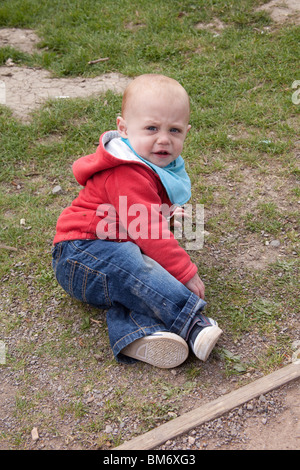 Niño de 11 meses jugando afuera, Hampshire, Inglaterra. Foto de stock