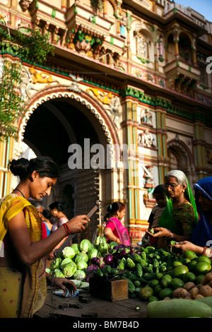Un comerciante de verduras en el casco antiguo de la ciudad de Ahmedabad, Gujarat India Foto de stock
