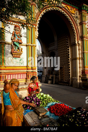 Un vendedor de verduras en el casco antiguo de la ciudad de Ahmedabad, Gujarat India Foto de stock