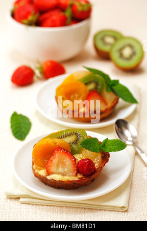 Tartaletas de frutas y crema. Receta disponibles. Foto de stock