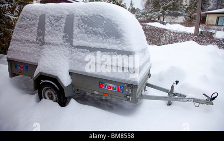 Utility trailer atascado en nieve , Finlandia Foto de stock