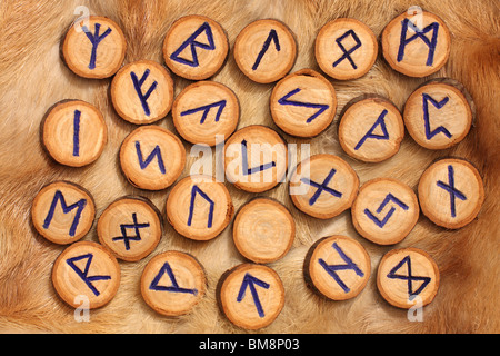 Las runas de madera artesanales en la piel Foto de stock