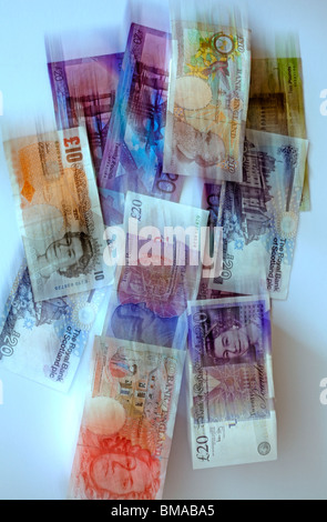 Caída de la moneda británica UK borrosa billetes Foto de stock
