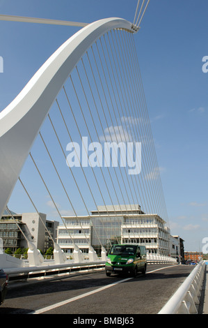 Samuel Beckett Bridge los Docklands de Dublín Irlanda en un vehículo de correos verde pasando por