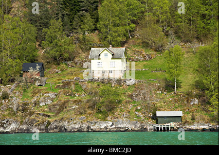 Casas nórdicas a orillas del fiordo Sognefjord Fjaerlandsfjord Sogn Noruega Foto de stock