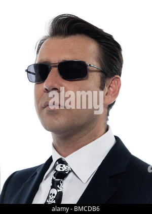 Un hombre caucásico retrato penal grave wih gafas de sol en studio aislado sobre fondo blanco. Foto de stock