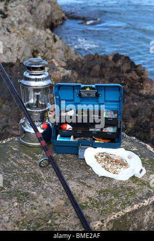 Aparejos de pesca caja llenada con aparejos de pesca de mar y la luz de  presión de varilla bolsa de cebo ragworm en el condado de Antrim Fotografía  de stock - Alamy