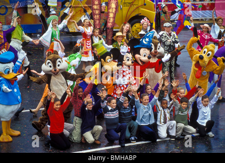 Thanksgiving Day Parade, Phila. PA con Santa y la Sra. Claus, carácter globos bandas y carrozas
