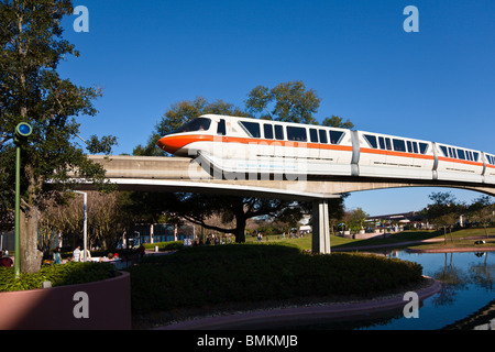 Kissimmee, FL - Ene 2009 - Monorail pasa por encima de la cabeza en Walt Disney's Epcot Center en Orlando, Kissimmee Florida Foto de stock