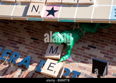 Los hombres del ejército verde usar Tinker Toys para levantar un tablero de Scrabble en Disney's Hollywood Studios™ Foto de stock