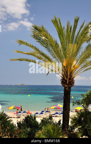 Vistas de la playa Platja de Ses Figueretes, ses Figueretes, Ibiza, Islas Baleares, España Foto de stock
