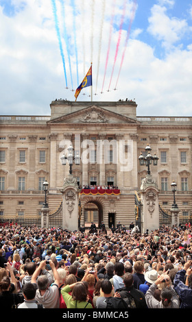 La Reina y la familia real ver volar pasado en Trooping de color ceremonia celebrada en el Palacio de Buckingham Londres, 12 de junio de 2010 Foto de stock