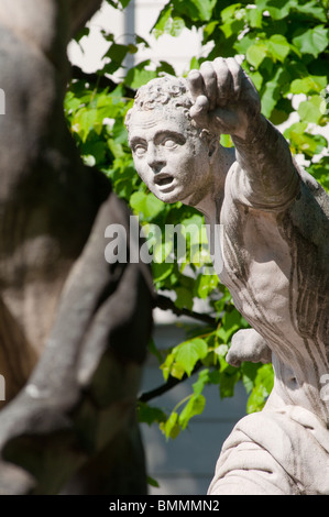 Estatua custodiando la entrada de los jardines de Mirabell en Salzburgo, Austria.