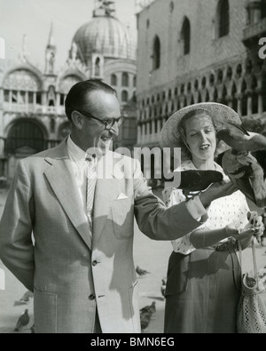HAROLD LLOYD - nosotros film cómico con la hija de Suzan en la Plaza de San Marcos, en Venecia, en 1963 Foto de stock