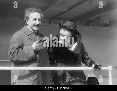 Foto circa 1920 de físico teórico alemán Albert Einstein (1879 - 1955) y su esposa Elsa (1876 - 1936). Foto de stock