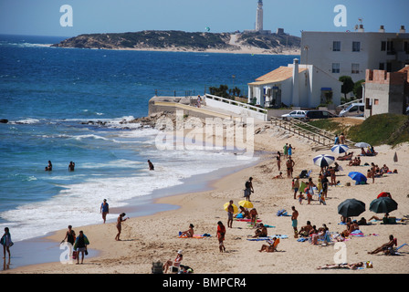 Los turistas en la playa, Canas de Meca, Costa de la Luz, Cádiz, Andalucía, España, Europa Occidental. Foto de stock