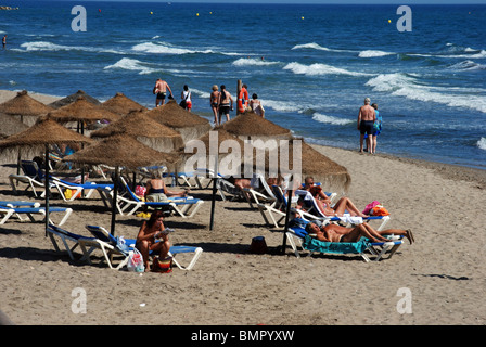 Los turistas en la Playa de las canas, Marbella, Costa del Sol, Málaga, Andalucía, España, Europa Occidental. Foto de stock
