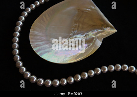 En el murmullo de la elegancia de las Perlas Paspaley puede comprar un collar de brillantes perlas Broome perfectamente combinados Foto de stock