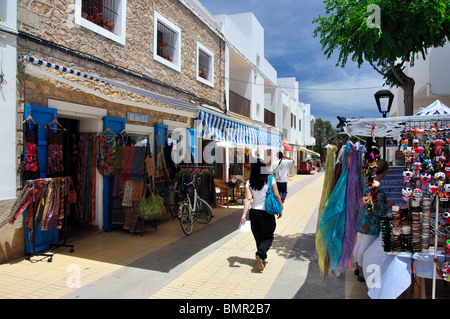 Calle comercial peatonal, Sant Francesc Xavier, en Formentera, Islas Baleares, España Foto de stock