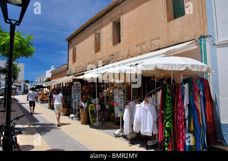 Calle comercial peatonal, Sant Francesc Xavier, en Formentera, Islas Baleares, España Foto de stock