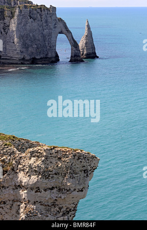 Los acantilados sobre el mar, en la Playa Etretat, departamento de Seine-Maritime, Alta Normandía, Francia