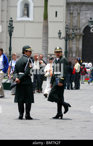 Oficiales de policía, Plaza Mayor, Lima, Perú, América del Sur. Foto de stock