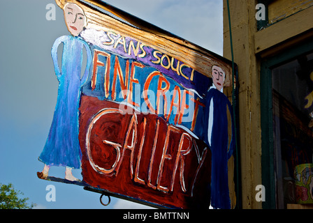 Funky metal pintado a mano artesanal signo delante de Sans Souci Fina Artesanía Galería tienda artesanal en revitalizar la Lafayette Foto de stock