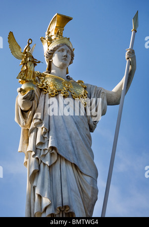 Estatua de Pallas Athene Parlament, Viena, Austria Foto de stock