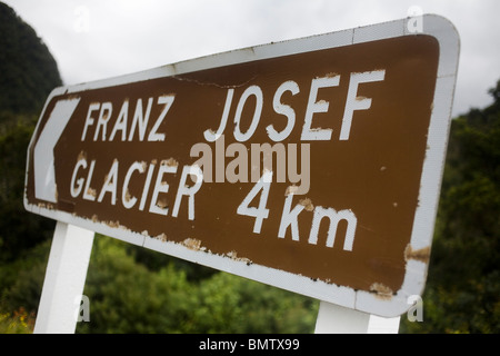 Señal de camino hacia el glaciar Franz Josef, Nueva Zelanda. Foto de stock