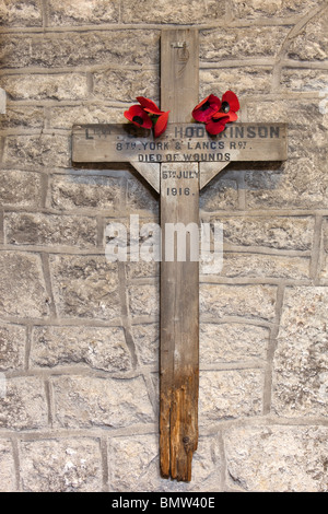 Reino Unido, Derbyshire Peak District, Hathersage, la iglesia de San Miguel, primera guerra mundial memorial battlefield cruz de madera Foto de stock