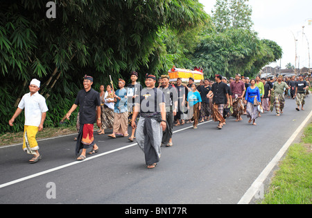 Procesión fúnebre celebrada en una pequeña aldea, cerca de Ubud, Bali. Foto de stock