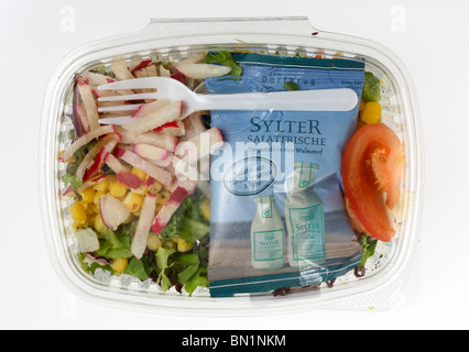 Comidas frescas ensaladas preparadas en una caja de plástico, de un  refrigerador en un supermercado Fotografía de stock - Alamy