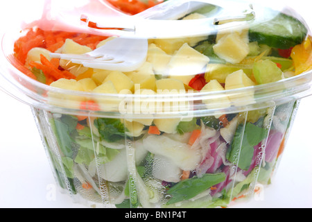 Comidas frescas ensaladas preparadas en una caja de plástico, de un  refrigerador en un supermercado Fotografía de stock - Alamy