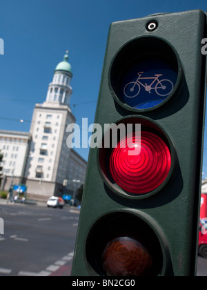 Semáforo de bicicletas en Frankfurter Tor en Karl Marx Allee en el antiguo Berlín oriental en Alemania Foto de stock