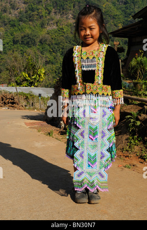 Retrato de una chica Hmong vistiendo ropas tradicionales en Ban Pha-nok-kok Village, cerca de Chiang Mai, Tailandia, Asia