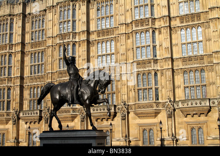 Estatua de Ricardo Corazón de León en frente de las Casas del Parlamento en el Palacio de Westminster, Londres, Inglaterra